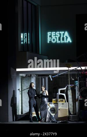 Tommaso Barea als Figaro und Penny Sofroniadou als Susanna während der Fotoprobe für le nozze di Figaro in der Komischen Oper im Schillertheater in Berlin, 24. Avril 2024. // Opera Buffa in vier Akten von Wolfgang Amadeus Mozart. Musikalische Leitung James Gaffigan. Inszenierung, Bühne und Kostüme Kirill Serebrennikov. Premiere ist AM 27. Avril 2024. Komische Oper Berlin le nozze di Figaro *** Tommaso Barea dans le rôle de Figaro et Penny Sofroniadou dans le rôle de Susanna lors de la répétition photographique pour le nozze di Figaro au Komische Oper im Schillertheater de Berlin, 24 avril 2024 Opera Buffa en quatre actes par WO Banque D'Images