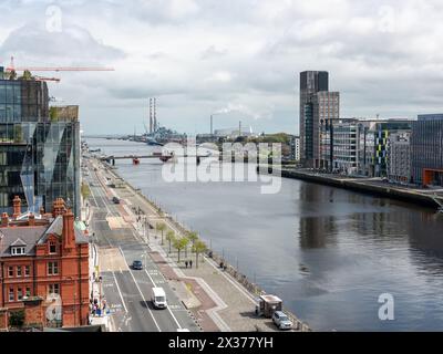 Une vue sur la rivière Liffey et les développements de bureaux contemporains dans la ville de Dublin en Irlande. Banque D'Images