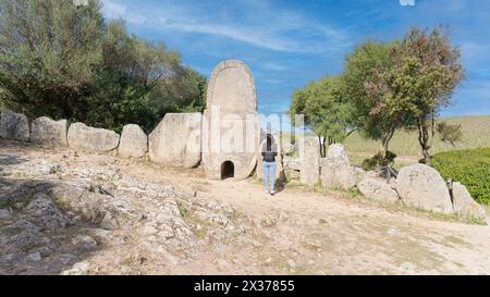 Ruines archéologiques de la nécropole nuragique tombeau géant de Coddu Vecchiu - arzachena Banque D'Images