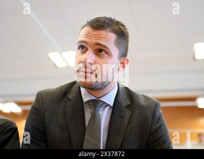 Karlsruhe, Allemagne. 25 avril 2024. Marc Lenz, directeur général de la Ligue allemande de football (DFL), attend devant la Cour constitutionnelle fédérale le début de l'audience sur la possibilité pour la Ligue allemande de football (DFL) de facturer des frais de police pour les matchs à haut risque. Crédit : Uli Deck/dpa/Alamy Live News Banque D'Images