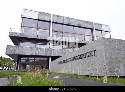 Karlsruhe, Allemagne. 25 avril 2024. Enregistrement externe de la Cour constitutionnelle fédérale. Le premier Sénat entend savoir si la Ligue allemande de football (DFL) peut être facturée pour les frais de police pour les matchs à haut risque. Crédit : Uli Deck/dpa/Alamy Live News Banque D'Images