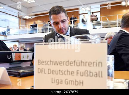 Karlsruhe, Allemagne. 25 avril 2024. Marc Lenz, directeur général de la Ligue allemande de football (DFL), attend devant la Cour constitutionnelle fédérale le début de l'audience sur la possibilité pour la Ligue allemande de football (DFL) de facturer des frais de police pour les matchs à haut risque. Crédit : Uli Deck/dpa/Alamy Live News Banque D'Images