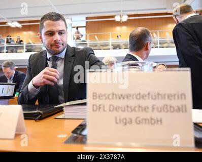 Karlsruhe, Allemagne. 25 avril 2024. Marc Lenz, directeur général de la Ligue allemande de football (DFL), attend devant la Cour constitutionnelle fédérale le début de l'audience sur la possibilité pour la Ligue allemande de football (DFL) de facturer des frais de police pour les matchs à haut risque. Crédit : Uli Deck/dpa/Alamy Live News Banque D'Images