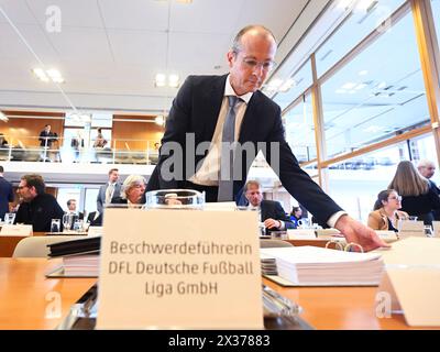 Karlsruhe, Allemagne. 25 avril 2024. Jürgen Paepke, directeur juridique de la Ligue allemande de football (DFL), attend devant la Cour constitutionnelle fédérale le début de l'audience sur la question de savoir si la Ligue allemande de football (DFL) peut être facturée pour les frais de police pour les matchs à haut risque. Crédit : Uli Deck/dpa/Alamy Live News Banque D'Images