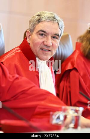 Karlsruhe, Allemagne. 25 avril 2024. Stephan Harbarth, président du premier Sénat de la Cour constitutionnelle fédérale et président de la Cour, ouvre l'audience sur la question de savoir si la Ligue allemande de football (DFL) peut facturer des frais de police pour les matchs à haut risque. Crédit : Uli Deck/dpa/Alamy Live News Banque D'Images