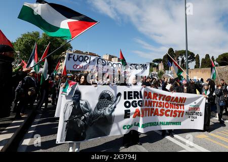 Roma, Italie. 25 avril 2024. Festa nazionale della liberazione, contestazione delle bandiere israeliane portate dalla brigata ebraica da parte delle comunitˆ Palestinesi in Italia e di attivisti pro Palestina - Cronaca - Roma, Italia - Gioved“ 25, Aprile 2024 (foto Cecilia Fabiano/LaPresse) Journée nationale de libération, protestation contre les drapeaux israéliens portés par la brigade juive par des communautés palestiniennes en Italie et des militants pro-palestiniens- Actualités - Rome, Italie - jeudi 25 avril 2024 (photo Cecilia Fabiano/LaPresse) crédit : LaPresse/Alamy Live News Banque D'Images