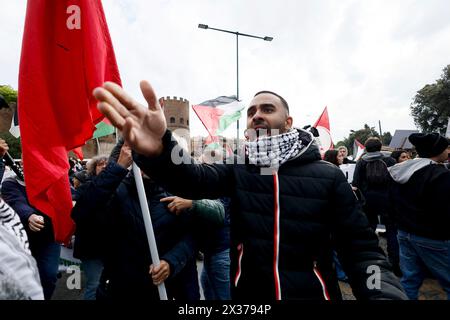 Roma, Italie. 25 avril 2024. Festa nazionale della liberazione, contestazione delle bandiere israeliane portate dalla brigata ebraica da parte delle comunitˆ Palestinesi in Italia e di attivisti pro Palestina - Cronaca - Roma, Italia - Gioved“ 25, Aprile 2024 (foto Cecilia Fabiano/LaPresse) Journée nationale de libération, protestation contre les drapeaux israéliens portés par la brigade juive par des communautés palestiniennes en Italie et des militants pro-palestiniens- Actualités - Rome, Italie - jeudi 25 avril 2024 (photo Cecilia Fabiano/LaPresse) crédit : LaPresse/Alamy Live News Banque D'Images