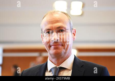 Karlsruhe, Allemagne. 25 avril 2024. Jürgen Paepke, directeur juridique de la Ligue allemande de football (DFL), attend devant la Cour constitutionnelle fédérale le début de l'audience sur la question de savoir si la Ligue allemande de football (DFL) peut être facturée pour les frais de police pour les matchs à haut risque. Crédit : Uli Deck/dpa/Alamy Live News Banque D'Images