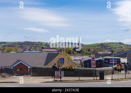 Regardant vers l'est à travers Macclesfield vers Countryside and Hills par un matin ensoleillé d'avril avec la Spire of St.Pauls Church visible Banque D'Images