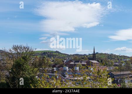 Regardant vers l'est à travers Macclesfield vers Countryside and Hills par un matin ensoleillé d'avril avec la Spire of St.Pauls Church visible Banque D'Images