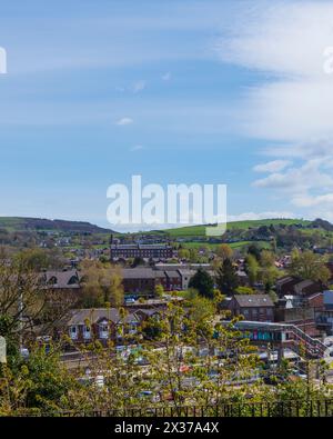 Regardant vers l'est à travers Macclesfield vers Countryside and Hills par un matin ensoleillé d'avril Banque D'Images