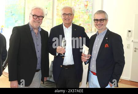 Hamburg v.L. Klaus Schümann.Thomas Götze und Anaisio Guedes Exklusive vernissage der Flughafen Gallery Erstmals baten Anaisio Guedes von der Airport Gallery und Klaus Schümann zum salon PrivÃ e in der privaten Penthouse des Kunsthändlers. Präsentiert wurde ein Mix aus Bildern und Skulpturen. Gezeigt wurden Werke von Stephan Balkenhol, Günther Uecker und Heinz Mack. IM Mittelpunkt waren die Gemälde der Künstlerin Eva Navarro aus Spanien. Zur kleinen exklusiven Runde fanden sich u.a. Barbara und Ian Karan, Albert Darboven, Peter Stockfisch, Dr Armin Müller und Frau UBS, Professeur Dr Gerhard Mehrte Banque D'Images