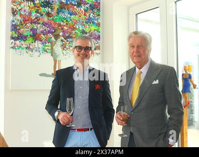 Hamburg v.L. Anaisio Guedes und Albert Darboven Exklusive vernissage der Flughafen Gallery Erstmals baten Anaisio Guedes von der Airport Gallery und Klaus Schümann zum salon PrivÃ e in der privaten Penthouse des Kunsthändlers. Präsentiert wurde ein Mix aus Bildern und Skulpturen. Gezeigt wurden Werke von Stephan Balkenhol, Günther Uecker und Heinz Mack. IM Mittelpunkt waren die Gemälde der Künstlerin Eva Navarro aus Spanien. Zur kleinen exklusiven Runde fanden sich u.a. Barbara und Ian Karan, Albert Darboven, Peter Stockfisch, Dr Armin Müller und Frau UBS, Professeur Dr Gerhard Mehrtens und Frau, Banque D'Images