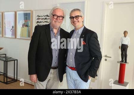 Hamburg v.L. Klaus Schümann und Anaisio Guedes Exklusive vernissage der Flughafen Gallery Erstmals baten Anaisio Guedes von der Airport Gallery und Klaus Schümann zum salon PrivÃ e in der privaten Penthouse des Kunsthändlers. Präsentiert wurde ein Mix aus Bildern und Skulpturen. Gezeigt wurden Werke von Stephan Balkenhol, Günther Uecker und Heinz Mack. IM Mittelpunkt waren die Gemälde der Künstlerin Eva Navarro aus Spanien. Zur kleinen exklusiven Runde fanden sich u.a. Barbara und Ian Karan, Albert Darboven, Peter Stockfisch, Dr Armin Müller und Frau UBS, Professeur Dr Gerhard Mehrtens und Frau, Banque D'Images