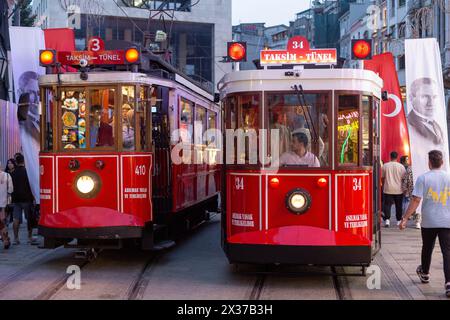 24 avril 2024 : Istanbul, Turquie, 24 avril 2024 : le nouveau tramway alimenté par batterie est en essai routier avec ses passagers sur la rue Istiklal à Taksim, le centre touristique d'Istanbul. T2 Taksim - tunnel Nostalgic Tram sur la rue Istiklal, qui date de 1914, se prépare à aller dans le futur avec un véhicule électrique. (Crédit image : © Tolga Ildun/ZUMA Press Wire) USAGE ÉDITORIAL SEULEMENT! Non destiné à UN USAGE commercial ! Banque D'Images