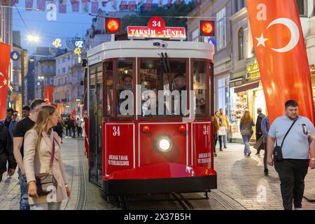 24 avril 2024 : Istanbul, Turquie, 24 avril 2024 : le nouveau tramway alimenté par batterie est en essai routier avec ses passagers sur la rue Istiklal à Taksim, le centre touristique d'Istanbul. T2 Taksim - tunnel Nostalgic Tram sur la rue Istiklal, qui date de 1914, se prépare à aller dans le futur avec un véhicule électrique. (Crédit image : © Tolga Ildun/ZUMA Press Wire) USAGE ÉDITORIAL SEULEMENT! Non destiné à UN USAGE commercial ! Banque D'Images