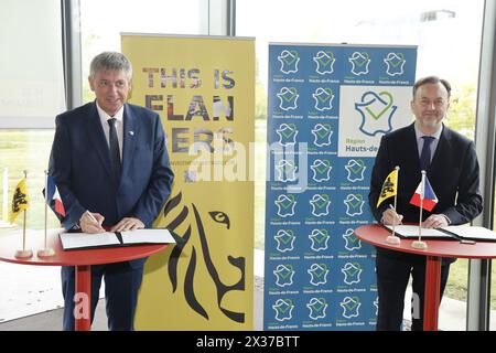 Marcq en Baroeul, France. 25 avril 2024. Le ministre flamand, Jan jambon, en photo lors d'une visite à Lesaffre (fabricant français de levure et premier producteur mondial) dans la région de Lille, dans le cadre d'une mission industrielle en France le jeudi 25 avril 2024. Une délégation de politiciens flamands, de fonctionnaires et de dirigeants industriels se rend en France pour discuter de l’innovation et de la durabilité. BELGA PHOTO NICOLAS MAETERLINCK crédit : Belga News Agency/Alamy Live News Banque D'Images