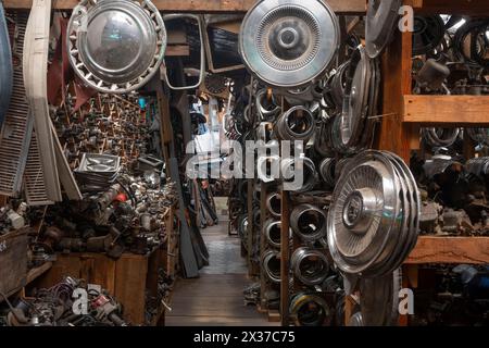 Scrapyard 'Crash Palace', Horopito, Waimarino, Île du Nord, Nouvelle-Zélande Banque D'Images