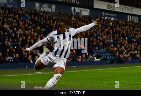 Le joueur de West Brom, Thomas-Asante, va pour une longue frappe au but. West Bromwich Albion vs Rotherham Utd. Les Hawthorns, West Brom. 10 avril 2024. Banque D'Images