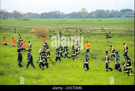 Kranenburg, Allemagne. 25 avril 2024. Les pompiers et les policiers recherchent un garçon disparu dans un champ. Arian, six ans, originaire d'Elm (district de Bremervörde), est toujours porté disparu pour la quatrième journée consécutive. Crédit : Daniel Bockwoldt/dpa/Alamy Live News Banque D'Images