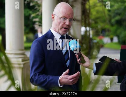 Le ministre de la santé Stephen Donnelly s’adresse aux médias alors qu’il assiste au Forum euro-américain conjoint sur le cancer à Farmleigh House, Dublin. Date de la photo : jeudi 25 avril 2024. Banque D'Images