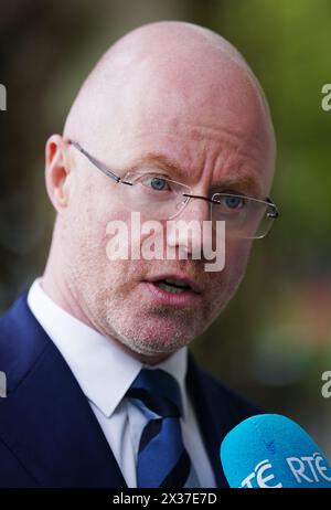 Le ministre de la santé Stephen Donnelly s’adresse aux médias alors qu’il assiste au Forum euro-américain conjoint sur le cancer à Farmleigh House, Dublin. Date de la photo : jeudi 25 avril 2024. Banque D'Images