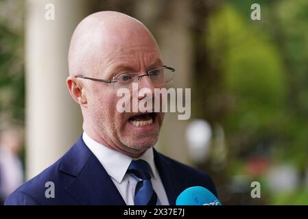 Le ministre de la santé Stephen Donnelly s’adresse aux médias alors qu’il assiste au Forum euro-américain conjoint sur le cancer à Farmleigh House, Dublin. Date de la photo : jeudi 25 avril 2024. Banque D'Images