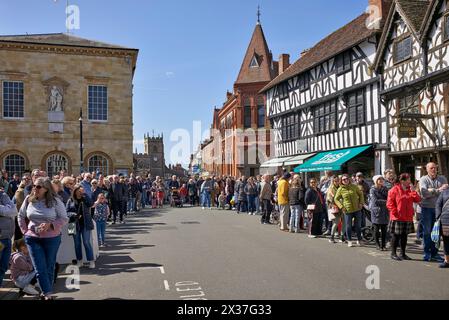 Défilé de célébration de Shakespeare avec une foule locale de personnes bordant la rue. 2024 Stratford upon Avon, Angleterre, Royaume-Uni Banque D'Images