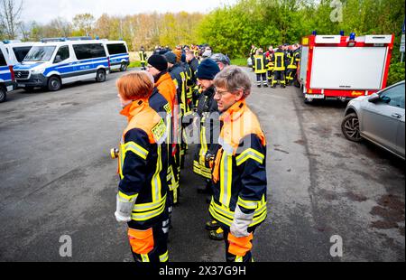 Kranenburg, Allemagne. 25 avril 2024. Les pompiers et les policiers se préparent à rechercher un garçon disparu. Arian, six ans, originaire d'Elm (district de Bremervörde), est toujours porté disparu pour la quatrième journée consécutive. Crédit : Daniel Bockwoldt/dpa/Alamy Live News Banque D'Images