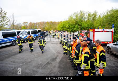 Kranenburg, Allemagne. 25 avril 2024. Les pompiers et les policiers se préparent à rechercher un garçon disparu. Arian, six ans, originaire d'Elm (district de Bremervörde), est toujours porté disparu pour la quatrième journée consécutive. Crédit : Daniel Bockwoldt/dpa/Alamy Live News Banque D'Images