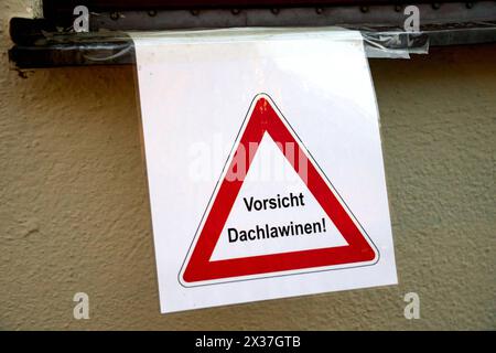 Augsbourg, Bavière, Allemagne - 7 décembre 2023 : panneau sur un mur de maison avec l'avertissement : attention aux avalanches de toit *** Schild an einer Hauswand mit der Warnung : Vorsicht Dachlawinen Banque D'Images