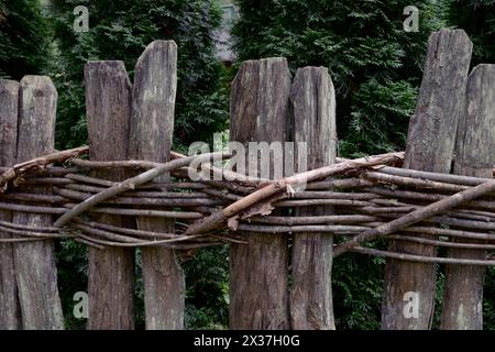 Une vieille clôture en bois entièrement faite à la main en tissant des brindilles le long du sentier menant à la source de la rivière Gradac, en Serbie Banque D'Images