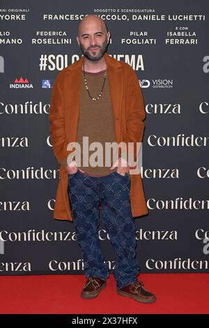 Rome, Italie. 24 avril 2024. Giuliano Sangiorgi assiste au tapis rouge du film 'Confidenza' au cinéma Adriano. (Photo de Mario Cartelli/SOPA images/SIPA USA) crédit : SIPA USA/Alamy Live News Banque D'Images