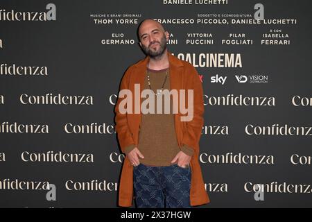 Rome, Italie. 24 avril 2024. Giuliano Sangiorgi assiste au tapis rouge du film 'Confidenza' au cinéma Adriano. (Photo de Mario Cartelli/SOPA images/SIPA USA) crédit : SIPA USA/Alamy Live News Banque D'Images