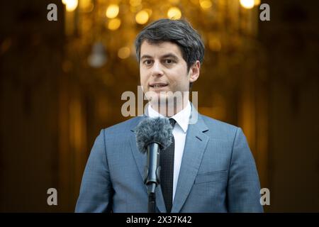 Paris, France. 25 avril 2024. Le premier ministre français Gabriel Attal lors de la tournée du drapeau olympique à l'Hôtel de Matignon à Paris le 25 avril 2024. Photo de Raphael Lafargue/ABACAPRESS.COM crédit : Abaca Press/Alamy Live News Banque D'Images