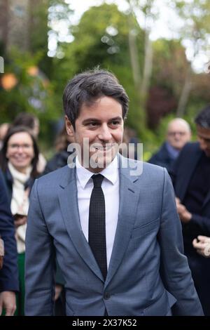 Paris, France. 25 avril 2024. Le premier ministre français Gabriel Attal lors de la tournée du drapeau olympique à l'Hôtel de Matignon à Paris le 25 avril 2024. Photo de Raphael Lafargue/ABACAPRESS.COM crédit : Abaca Press/Alamy Live News Banque D'Images