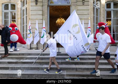 Paris, France. 25 avril 2024. Visite du drapeau olympique à l'Hôtel de Matignon à Paris le 25 avril 2024. Photo de Raphael Lafargue/ABACAPRESS.COM crédit : Abaca Press/Alamy Live News Banque D'Images