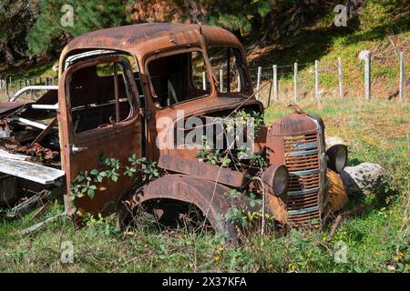 Vieux camion Bedford, usine Endeans, près de Taumaranui, Île du Nord, Nouvelle-Zélande Banque D'Images