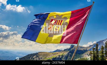 Die Fahne von Andorra flattert im Wind Banque D'Images