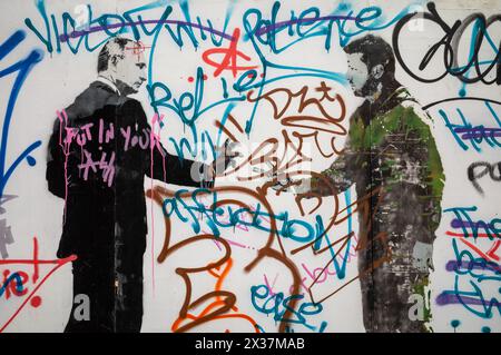 Graffiti à Londres, au Royaume-Uni montrant le président russe Vladamir Poutine et le président ukrainien Volodymyr Zelenskyy jouant "rock, papier, ciseaux". Banque D'Images