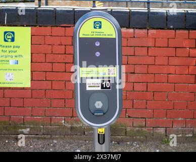 Un point de recharge public de véhicules électriques Apcoa dans une rue de Londres, au Royaume-Uni. Banque D'Images