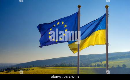 Die Fahnen der Ukraine und der Europäischen Union, UE, flattern im Wind Banque D'Images