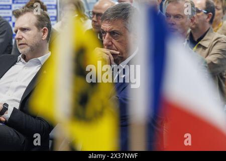 Marcq en Baroeul, France. 25 avril 2024. Le ministre flamand Jan jambon en photo lors d’une visite au centre d’innovation Decathlon dans la région de Lille, dans le cadre d’une mission industrielle en France le jeudi 25 avril 2024. Une délégation de politiciens flamands, de fonctionnaires et de dirigeants industriels se rend en France pour discuter de l’innovation et de la durabilité. BELGA PHOTO NICOLAS MAETERLINCK crédit : Belga News Agency/Alamy Live News Banque D'Images