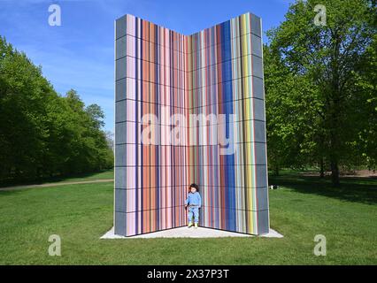 Serpentine présente une nouvelle sculpture à grande échelle de l'artiste allemand Gerhard Richter (né en 1932 à Dresde, Allemagne ; vit et travaille à Cologne, Allemagne). Situé sur le socle de Serpentine South, dans les jardins de Kensington, STRIP-TOWER (2023) est exposé du 25 avril au 27 octobre 2024. C'est la dernière présentation d'une longue série de présentations publiques remarquables dans les parcs royaux depuis la fondation de Serpentine en 1970...Serpentine South 25 avril – 27 octobre 2024 Banque D'Images