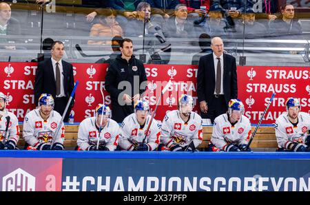 EHC Red Bull München Headcoach Don Jackson (ganz rechts) und Assistenztrainer Pierr Allard (ganz links), während dem Champions Ligue de hockey Spiel geg Banque D'Images