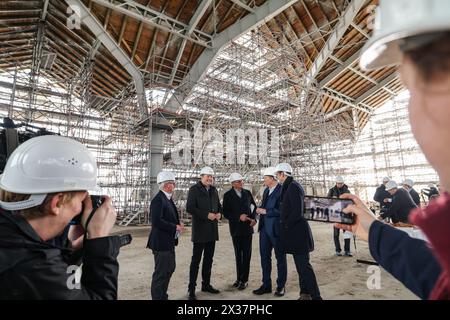 25 avril 2024, Hambourg : visite du chantier avec Bert Antonius Kaufmann, directeur commercial du Deichtorhallen Hamburg, sénateur pour les finances Andreas Dressel, Martin Görge, directeur général du Sprinkenhof, sénateur pour la culture Carsten Brosda et Professeur Dirk Luckow, directeur du Deichtorhallen Hamburg, qui sont informés de l'avancement des travaux de rénovation de la salle Sud du Deichtorhallen classé. Suite à la rénovation réussie du Hall Nord, le Hall Sud est actuellement en cours de rénovation et de modernisation. Cela rendra l'ensemble encore plus attrayant Banque D'Images