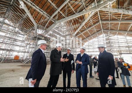 25 avril 2024, Hambourg : visite du chantier avec Bert Antonius Kaufmann, directeur commercial du Deichtorhallen Hamburg, sénateur pour les finances Andreas Dressel, Martin Görge, directeur général du Sprinkenhof, sénateur pour la culture Carsten Brosda et Professeur Dirk Luckow, directeur du Deichtorhallen Hamburg, qui sont informés de l'avancement des travaux de rénovation de la salle Sud du Deichtorhallen classé. Suite à la rénovation réussie du Hall Nord, le Hall Sud est actuellement en cours de rénovation et de modernisation. Cela rendra l'ensemble encore plus attrayant Banque D'Images