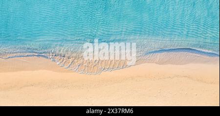 Paysage marin d'été belles vagues, eau de mer bleue en journée ensoleillée. Vue de dessus depuis le drone. Vue aérienne de la mer, incroyable fond de nature tropicale. Belle journée Banque D'Images
