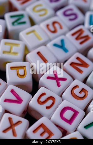 Cubes de lettres colorés, jouet et éducation Banque D'Images