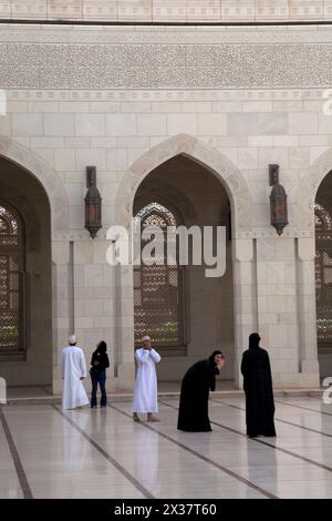 hommes et femmes omanais rawiq sultan qaboos grande mosquée muscat oman moyen-orient Banque D'Images